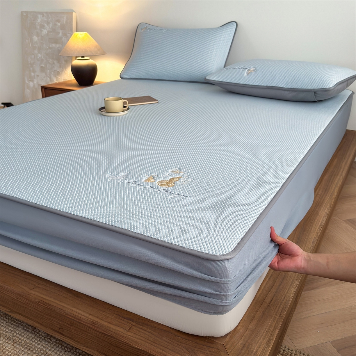 91家纺网 家纺一手货源 找家纺 女子家纺 2026新款5A抗菌PE提花凉感席 蝶舞福禄-蓝（床笠款）