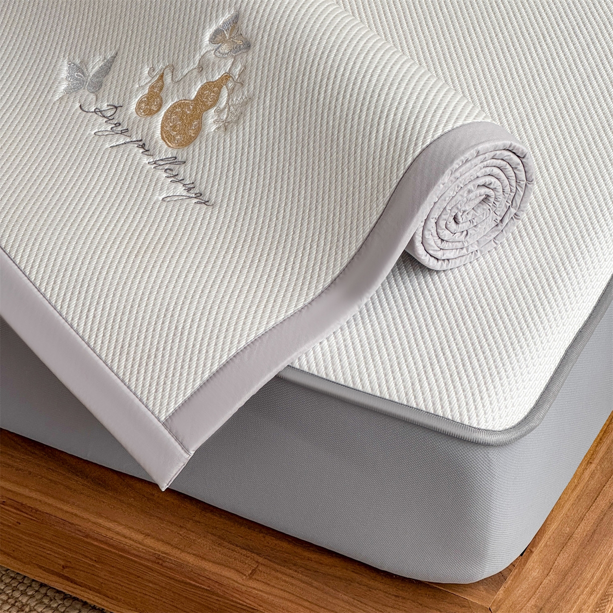 91家纺网 家纺一手货源 找家纺 女子家纺 2026新款5A抗菌PE提花凉感席 蝶舞福禄-咖（床笠款）