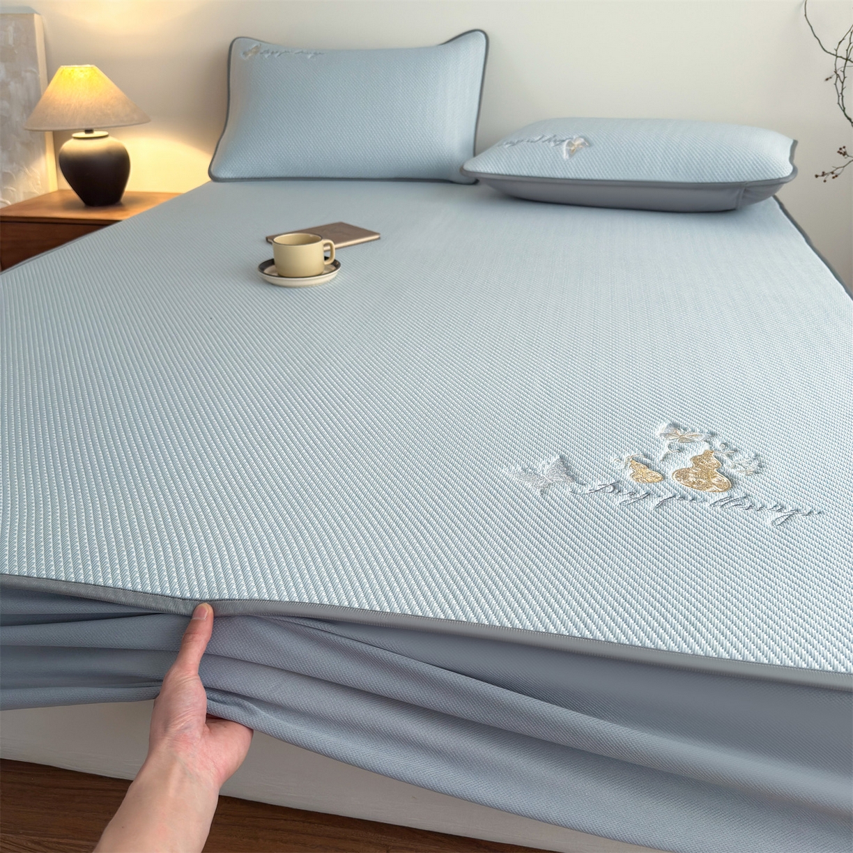 91家纺网 家纺一手货源 找家纺 女子家纺 2026新款5A抗菌PE提花凉感席 蝶舞福禄-蓝（床笠款）