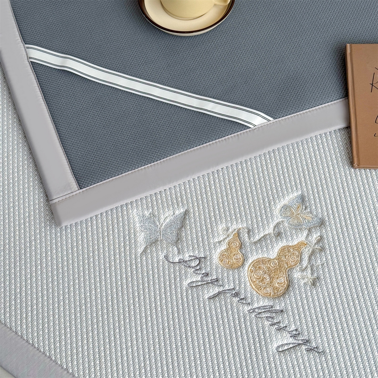 91家纺网 家纺一手货源 找家纺 女子家纺 2026新款5A抗菌PE提花凉感席 蝶舞福禄-灰（床席款）