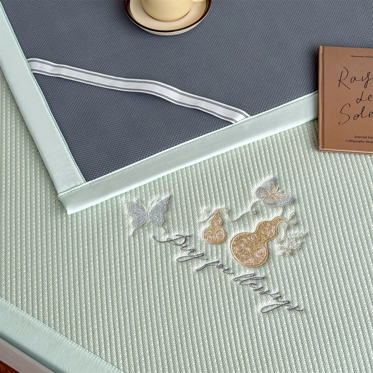 91家纺网 家纺一手货源 找家纺 女子家纺 2026新款5A抗菌PE提花凉感席 蝶舞福禄-绿（床席款）