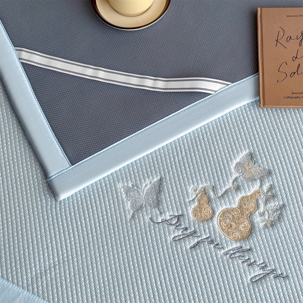 91家纺网 家纺一手货源 找家纺 女子家纺 2026新款5A抗菌PE提花凉感席 蝶舞福禄-蓝（床席款）