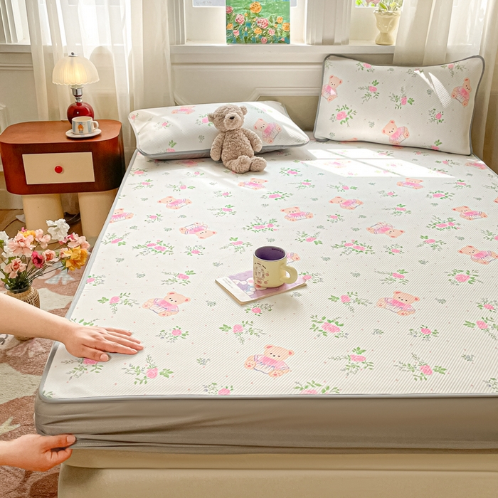 91家纺网 家纺一手货源 找家纺 女子家纺 2026新款斜纹凉感豆豆床笠款 床笠-粉花软熊