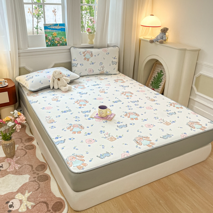 91家纺网 家纺一手货源 找家纺 女子家纺 2026新款斜纹凉感豆豆床笠款 床笠-花筐奶兔