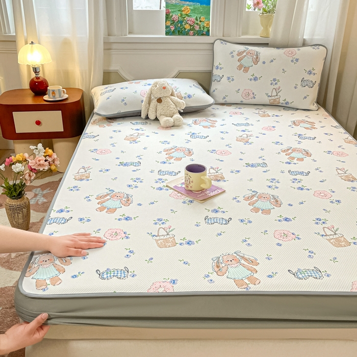 91家纺网 家纺一手货源 找家纺 女子家纺 2026新款斜纹凉感豆豆床笠款 床笠-花筐奶兔