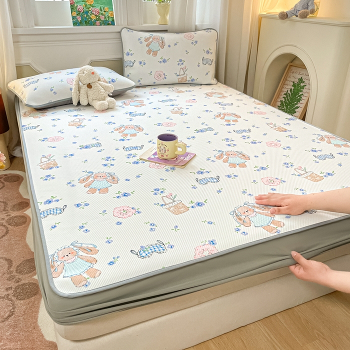 91家纺网 家纺一手货源 找家纺 女子家纺 2026新款斜纹凉感豆豆床笠款 床笠-花筐奶兔