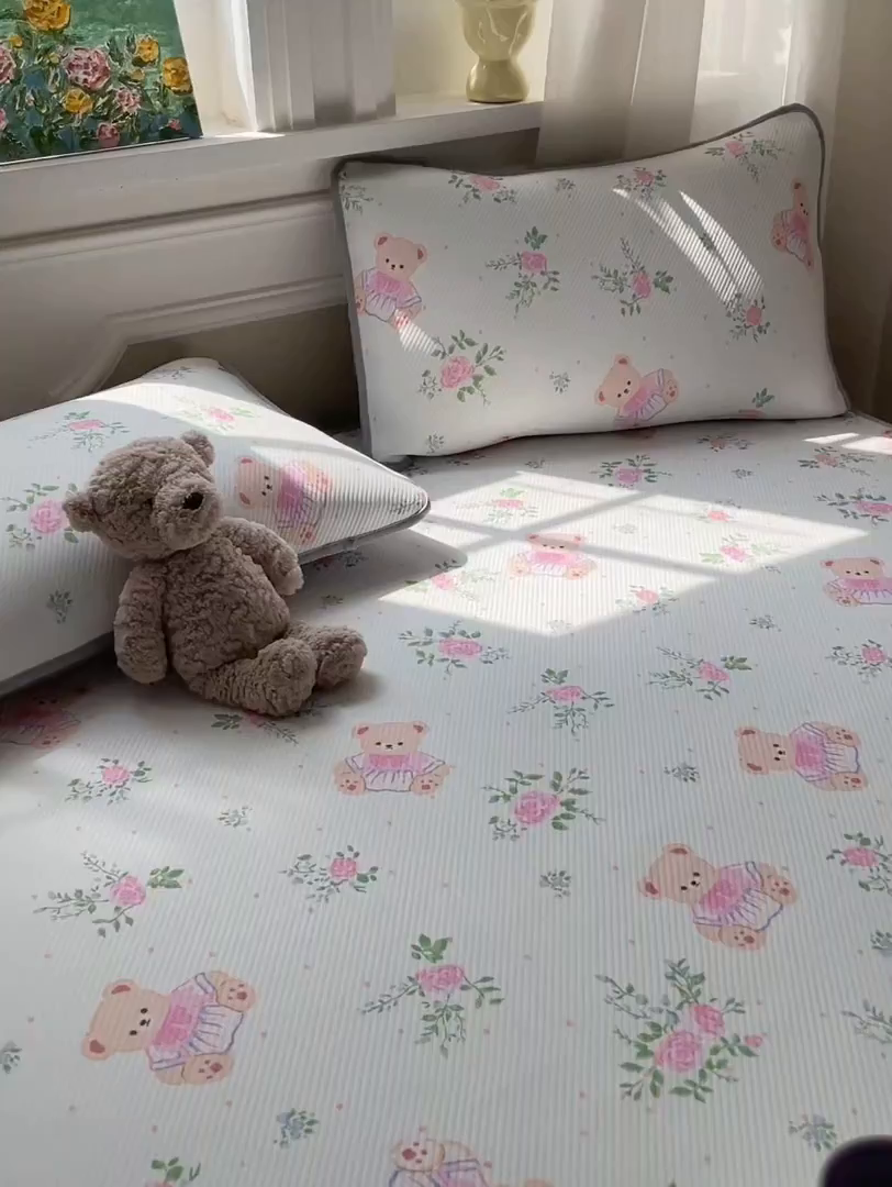 91家纺网 家纺一手货源 找家纺 女子家纺 2026新款斜纹凉感豆豆床笠款 床笠-粉花软熊