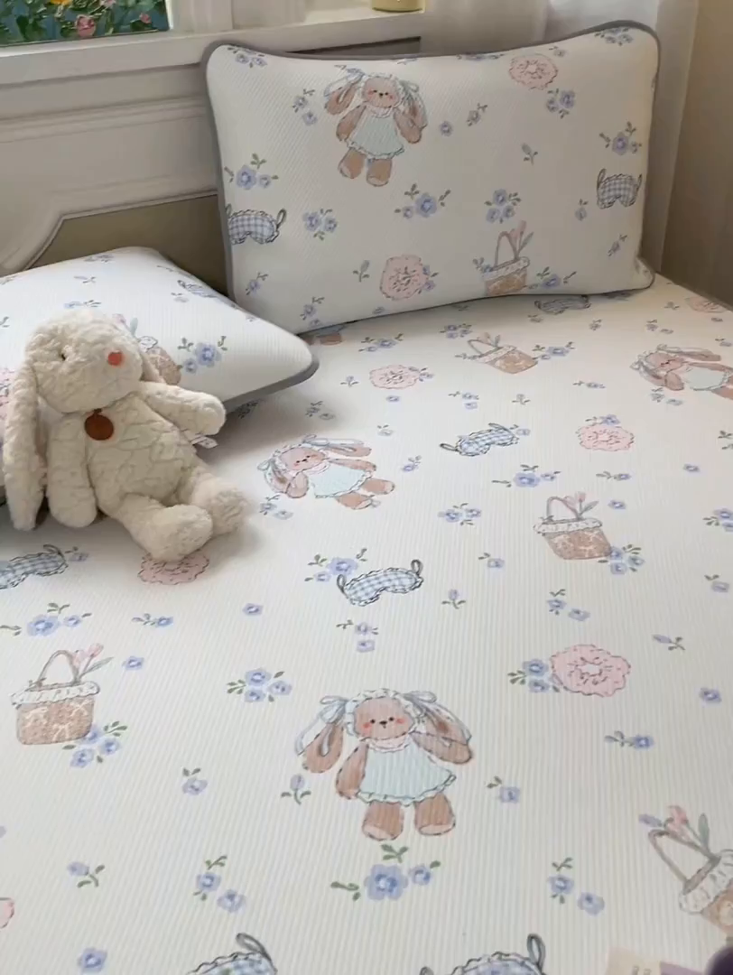 91家纺网 家纺一手货源 找家纺 女子家纺 2026新款斜纹凉感豆豆床笠款 床笠-花筐奶兔