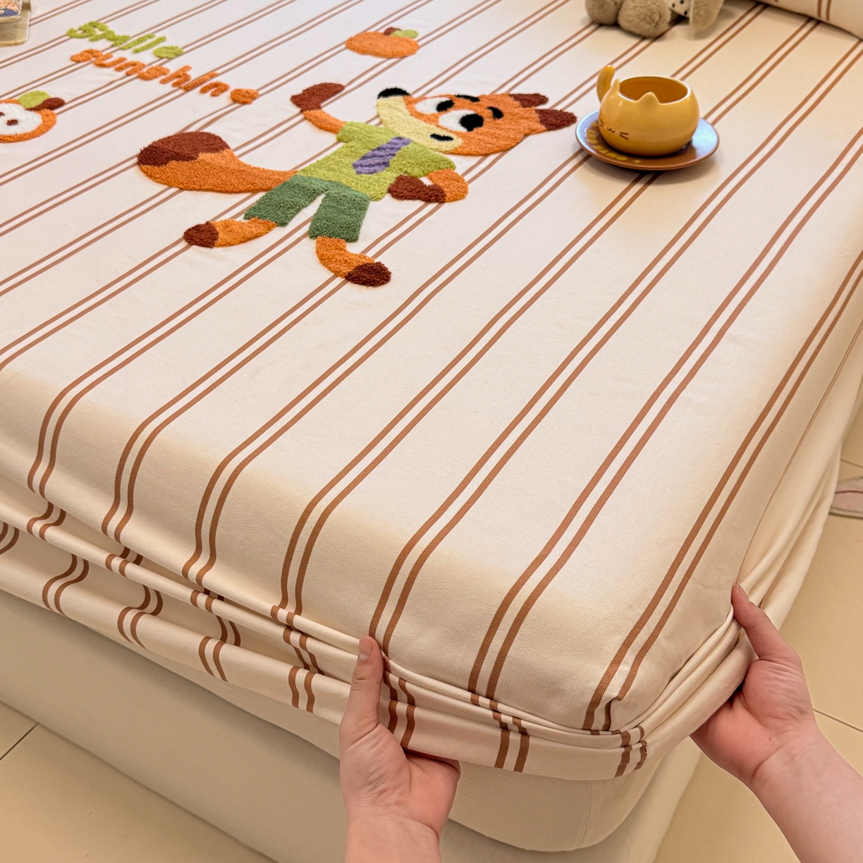 91家纺网 家纺一手货源 找家纺 眠博士 2026新款A类全棉老粗布毛巾绣床笠系列 老粗布床笠-咖条元气狐