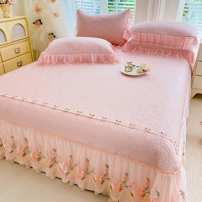 91家纺网 家纺一手货源 找家纺 （总）苏米娜家纺SUMINA 2026春夏新款PE高分子双层蕾丝刺绣花边床裙款凉席三件套-伊莉莎系列