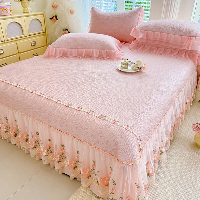 91家纺网 家纺一手货源 找家纺 （总）苏米娜家纺SUMINA 2026春夏新款PE高分子双层蕾丝刺绣花边床裙款凉席三件套-伊莉莎系列