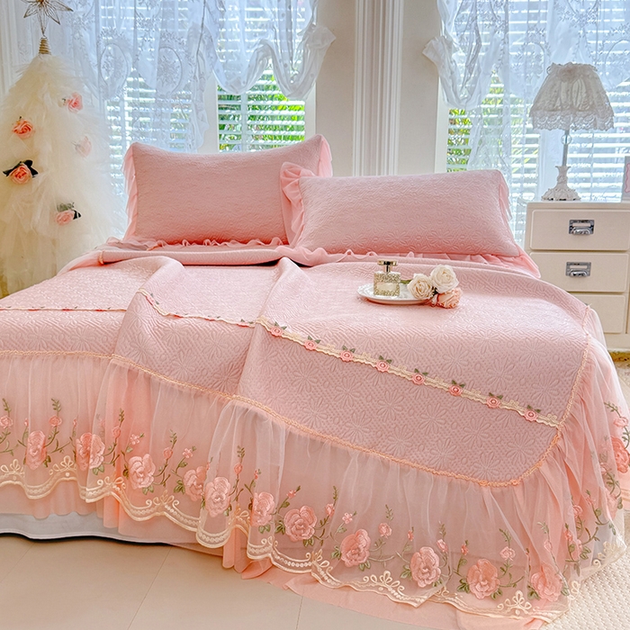 91家纺网 家纺一手货源 找家纺 （总）苏米娜家纺SUMINA 2026春夏新款PE高分子双层蕾丝刺绣花边床裙款凉席三件套-伊莉莎系列