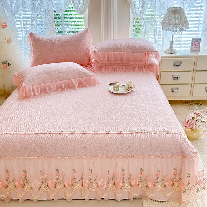 91家纺网 家纺一手货源 找家纺 （总）苏米娜家纺SUMINA 2026春夏新款PE高分子双层蕾丝刺绣花边床裙款凉席三件套-伊莉莎系列