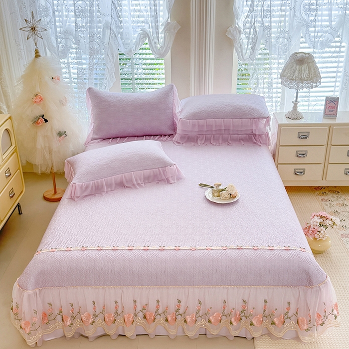 91家纺网 家纺一手货源 找家纺 （总）苏米娜家纺SUMINA 2026春夏新款PE高分子双层蕾丝刺绣花边床裙款凉席三件套-伊莉莎系列