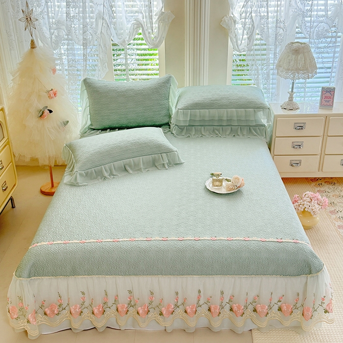 91家纺网 家纺一手货源 找家纺 （总）苏米娜家纺SUMINA 2026春夏新款PE高分子双层蕾丝刺绣花边床裙款凉席三件套-伊莉莎系列