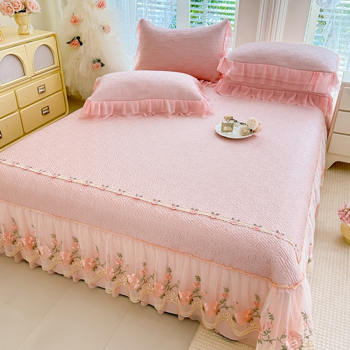 91家纺网 家纺一手货源 找家纺 （总）苏米娜家纺SUMINA 2026春夏新款PE高分子双层蕾丝刺绣花边床裙款凉席三件套-伊莉莎系列