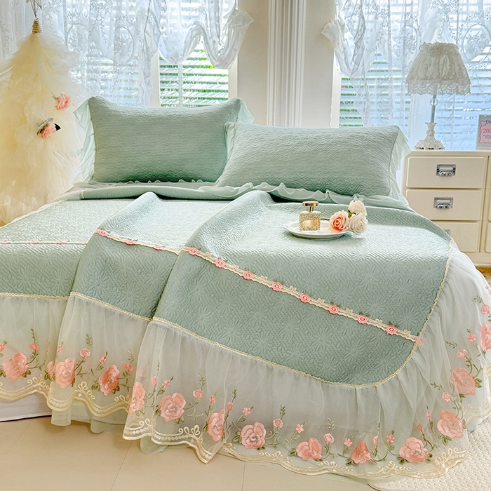 91家纺网 家纺一手货源 找家纺 苏米娜家纺SUMINA 2026春夏新款PE高分子双层蕾丝刺绣花边床裙款凉席三件套-伊莉莎系列 伊莉莎-清新绿