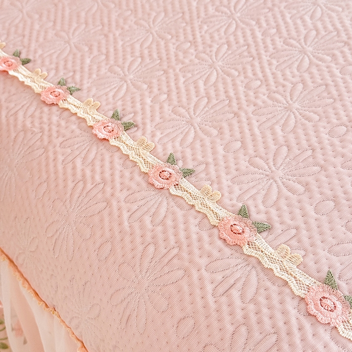 91家纺网 家纺一手货源 找家纺 （总）苏米娜家纺SUMINA 2026春夏新款PE高分子双层蕾丝刺绣花边床裙款凉席三件套-伊莉莎系列