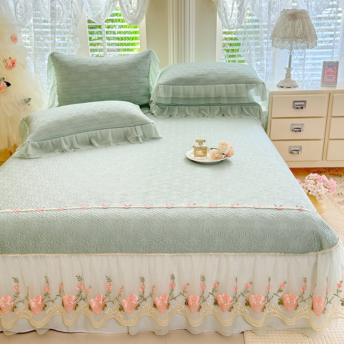 91家纺网 家纺一手货源 找家纺 苏米娜家纺SUMINA 2026春夏新款PE高分子双层蕾丝刺绣花边床裙款凉席三件套-伊莉莎系列 伊莉莎-清新绿