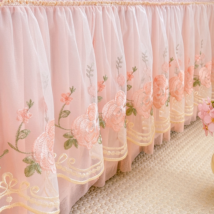 91家纺网 家纺一手货源 找家纺 苏米娜家纺SUMINA 2026春夏新款PE高分子双层蕾丝刺绣花边床裙款凉席三件套-伊莉莎系列 伊莉莎-粉黛