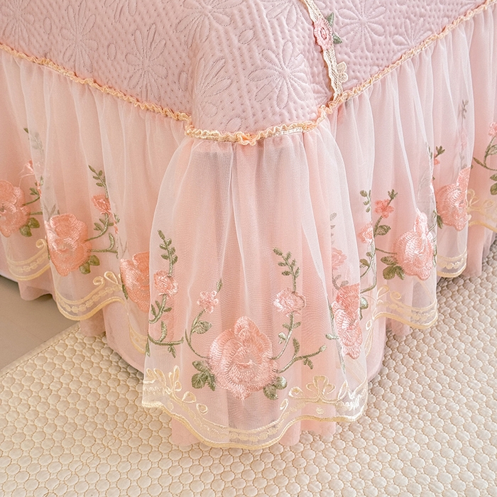 91家纺网 家纺一手货源 找家纺 苏米娜家纺SUMINA 2026春夏新款PE高分子双层蕾丝刺绣花边床裙款凉席三件套-伊莉莎系列 伊莉莎-粉黛