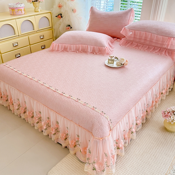 91家纺网 家纺一手货源 找家纺 苏米娜家纺SUMINA 2026春夏新款PE高分子双层蕾丝刺绣花边床裙款凉席三件套-伊莉莎系列 伊莉莎-粉黛