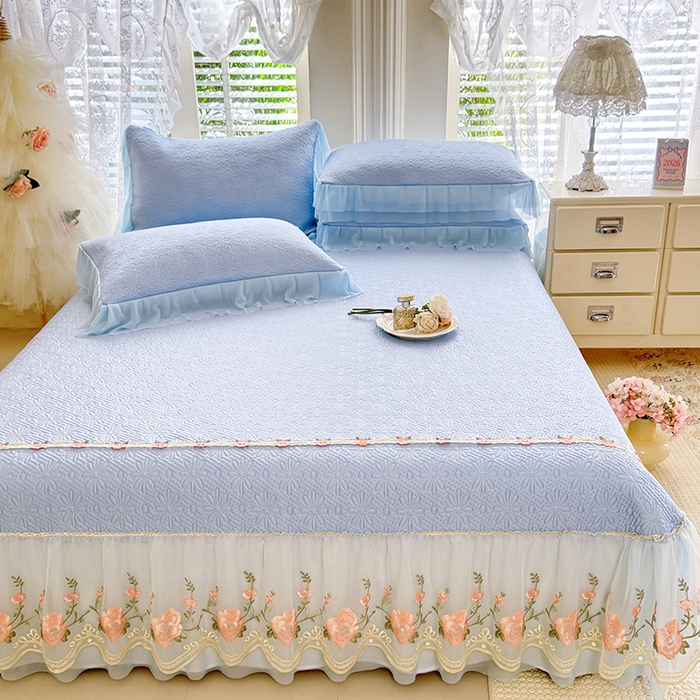 91家纺网 家纺一手货源 找家纺 苏米娜家纺SUMINA 2026春夏新款PE高分子双层蕾丝刺绣花边床裙款凉席三件套-伊莉莎系列 伊莉莎-兰屿