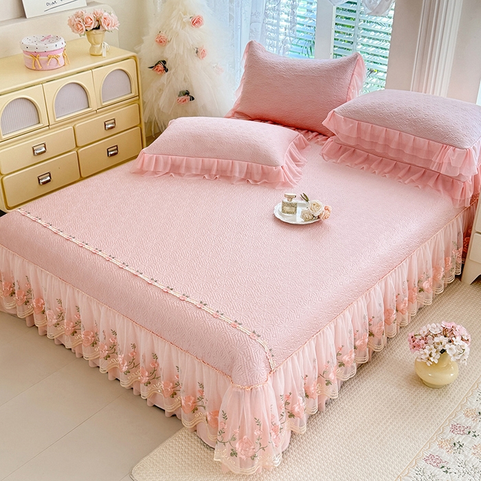 91家纺网 家纺一手货源 找家纺 苏米娜家纺SUMINA 2026春夏新款PE高分子双层蕾丝刺绣花边床裙款凉席三件套-伊莉莎系列 伊莉莎-粉黛