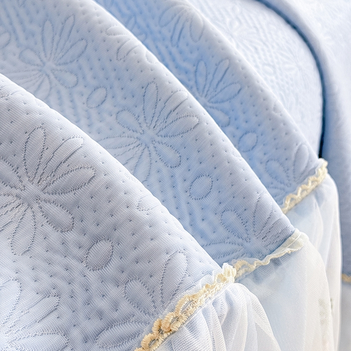 91家纺网 家纺一手货源 找家纺 苏米娜家纺SUMINA 2026春夏新款PE高分子双层蕾丝刺绣花边床裙款凉席三件套-伊莉莎系列 伊莉莎-兰屿