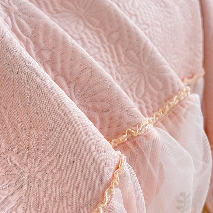 91家纺网 家纺一手货源 找家纺 苏米娜家纺SUMINA 2026春夏新款PE高分子双层蕾丝刺绣花边床裙款凉席三件套-伊莉莎系列 伊莉莎-粉黛