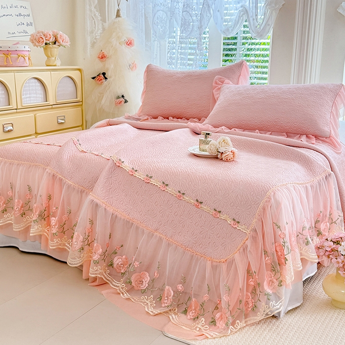 91家纺网 家纺一手货源 找家纺 苏米娜家纺SUMINA 2026春夏新款PE高分子双层蕾丝刺绣花边床裙款凉席三件套-伊莉莎系列 伊莉莎-粉黛