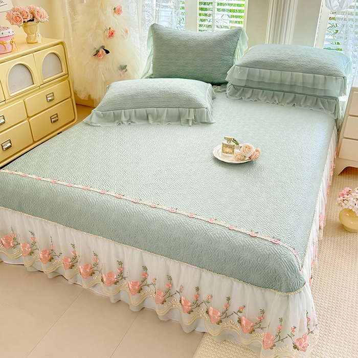 91家纺网 家纺一手货源 找家纺 苏米娜家纺SUMINA 2026春夏新款PE高分子双层蕾丝刺绣花边床裙款凉席三件套-伊莉莎系列 伊莉莎-清新绿