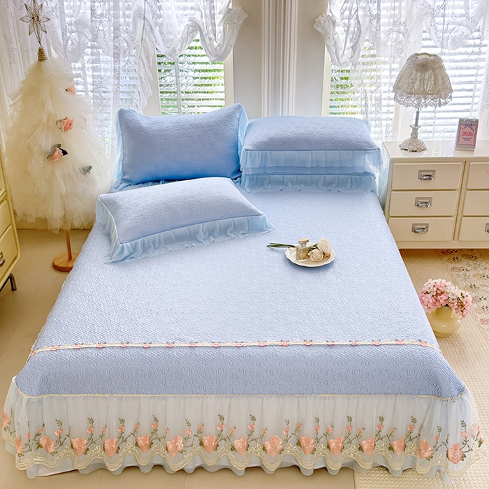 91家纺网 家纺一手货源 找家纺 （总）苏米娜家纺SUMINA 2026春夏新款PE高分子双层蕾丝刺绣花边床裙款凉席三件套-伊莉莎系列