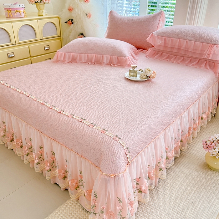 91家纺网 家纺一手货源 找家纺 苏米娜家纺SUMINA 2026春夏新款PE高分子双层蕾丝刺绣花边床裙款凉席三件套-伊莉莎系列 伊莉莎-粉黛