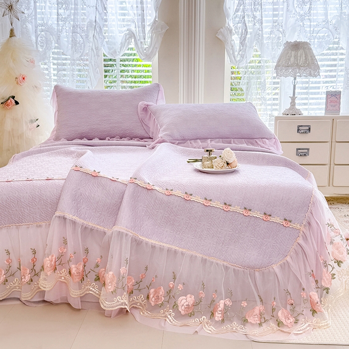 91家纺网 家纺一手货源 找家纺 苏米娜家纺SUMINA 2026春夏新款PE高分子双层蕾丝刺绣花边床裙款凉席三件套-伊莉莎系列 伊莉莎-星云紫