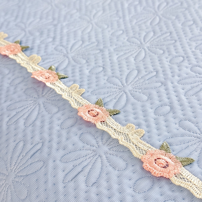 91家纺网 家纺一手货源 找家纺 苏米娜家纺SUMINA 2026春夏新款PE高分子双层蕾丝刺绣花边床裙款凉席三件套-伊莉莎系列 伊莉莎-兰屿