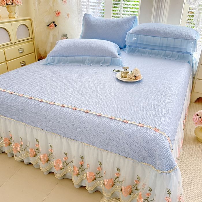 91家纺网 家纺一手货源 找家纺 苏米娜家纺SUMINA 2026春夏新款PE高分子双层蕾丝刺绣花边床裙款凉席三件套-伊莉莎系列 伊莉莎-兰屿