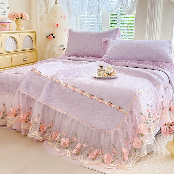 91家纺网 家纺一手货源 找家纺 苏米娜家纺SUMINA 2026春夏新款PE高分子双层蕾丝刺绣花边床裙款凉席三件套-伊莉莎系列 伊莉莎-星云紫