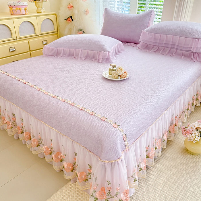 91家纺网 家纺一手货源 找家纺 苏米娜家纺SUMINA 2026春夏新款PE高分子双层蕾丝刺绣花边床裙款凉席三件套-伊莉莎系列 伊莉莎-星云紫