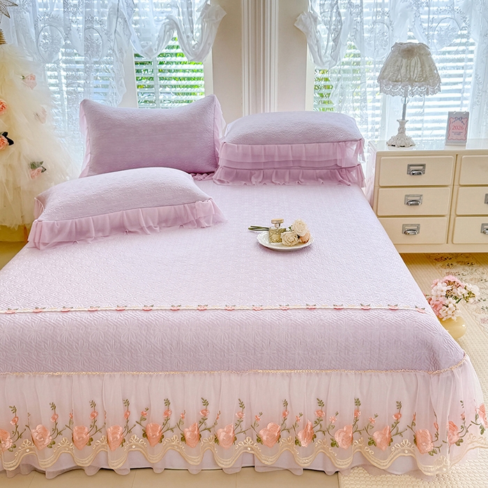 91家纺网 家纺一手货源 找家纺 苏米娜家纺SUMINA 2026春夏新款PE高分子双层蕾丝刺绣花边床裙款凉席三件套-伊莉莎系列 伊莉莎-星云紫