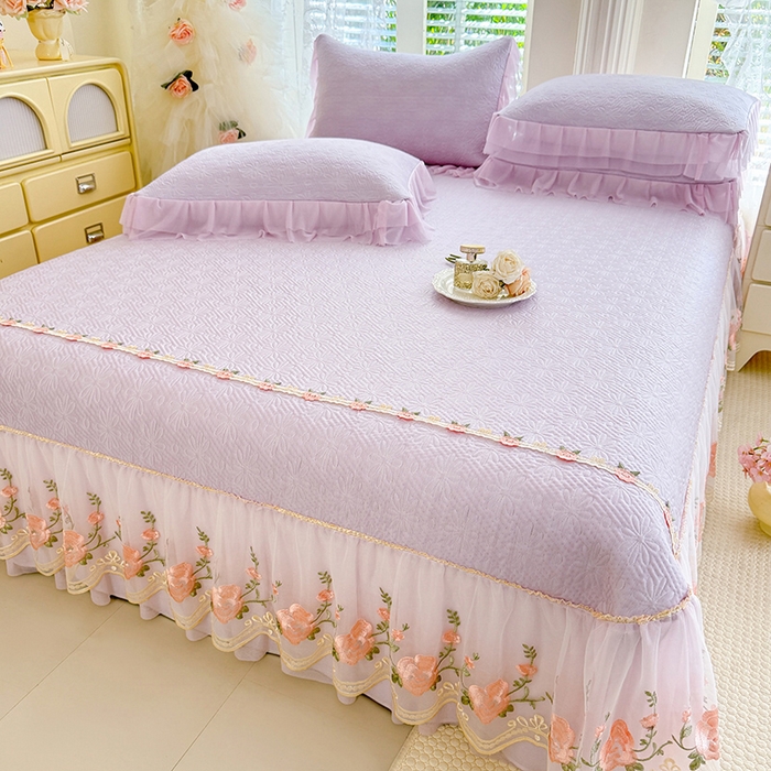 91家纺网 家纺一手货源 找家纺 苏米娜家纺SUMINA 2026春夏新款PE高分子双层蕾丝刺绣花边床裙款凉席三件套-伊莉莎系列 伊莉莎-星云紫