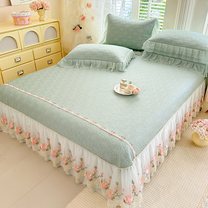 91家纺网 家纺一手货源 找家纺 苏米娜家纺SUMINA 2026春夏新款PE高分子双层蕾丝刺绣花边床裙款凉席三件套-伊莉莎系列 伊莉莎-清新绿