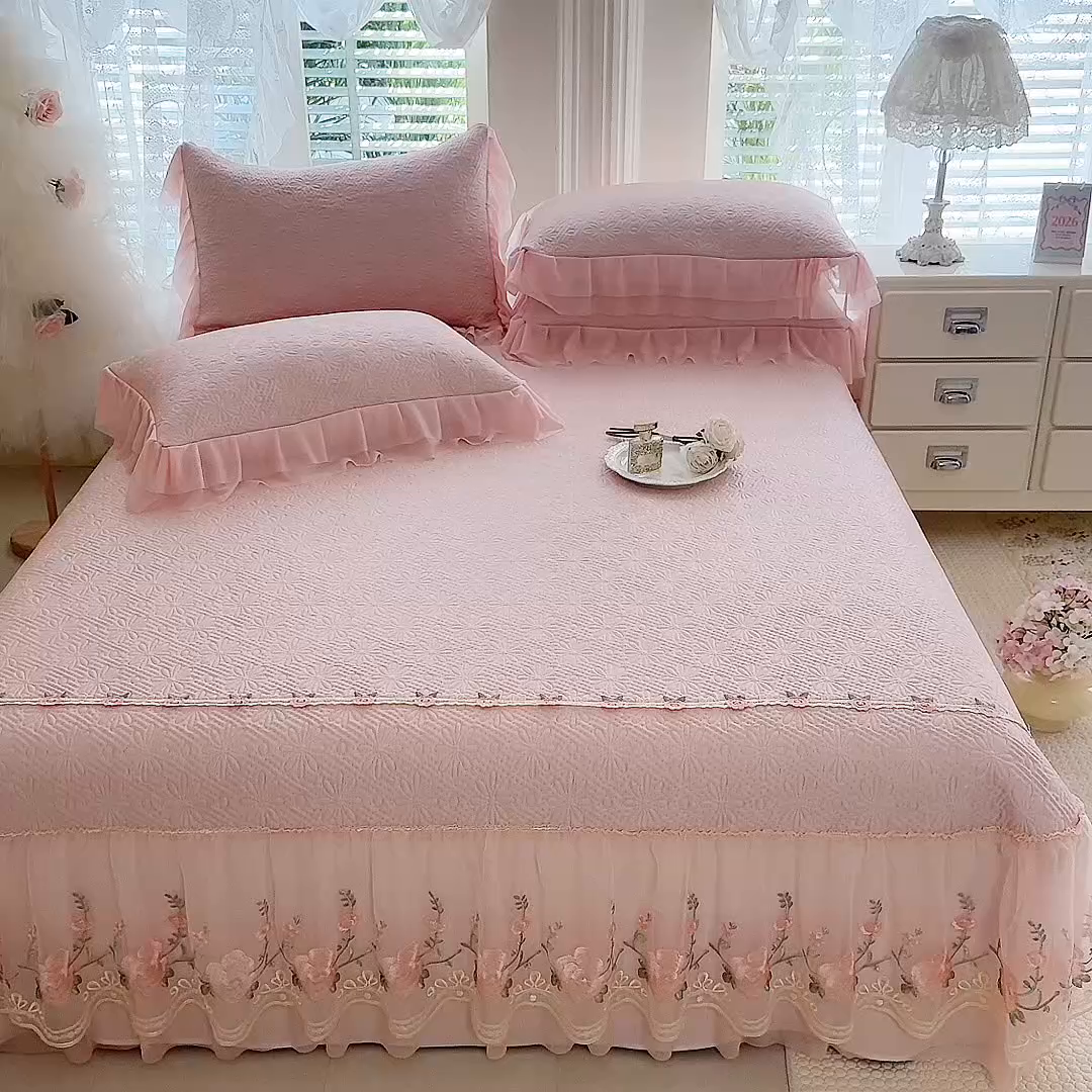 91家纺网 家纺一手货源 找家纺 苏米娜家纺SUMINA 2026春夏新款PE高分子双层蕾丝刺绣花边床裙款凉席三件套-伊莉莎系列 伊莉莎-粉黛