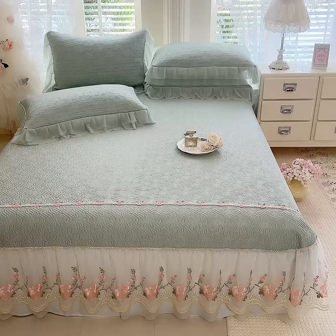 91家纺网 家纺一手货源 找家纺 苏米娜家纺SUMINA 2026春夏新款PE高分子双层蕾丝刺绣花边床裙款凉席三件套-伊莉莎系列 伊莉莎-清新绿