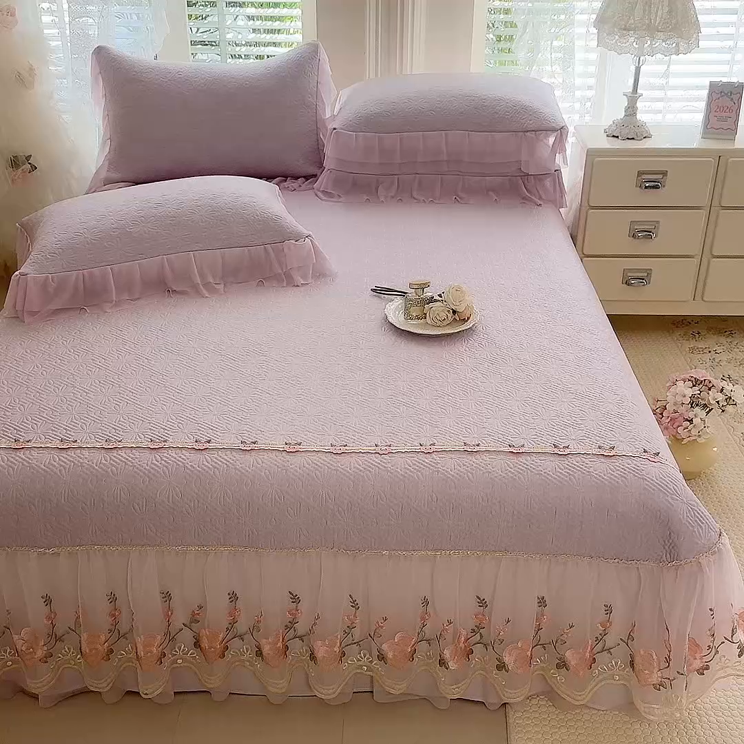 91家纺网 家纺一手货源 找家纺 苏米娜家纺SUMINA 2026春夏新款PE高分子双层蕾丝刺绣花边床裙款凉席三件套-伊莉莎系列 伊莉莎-星云紫