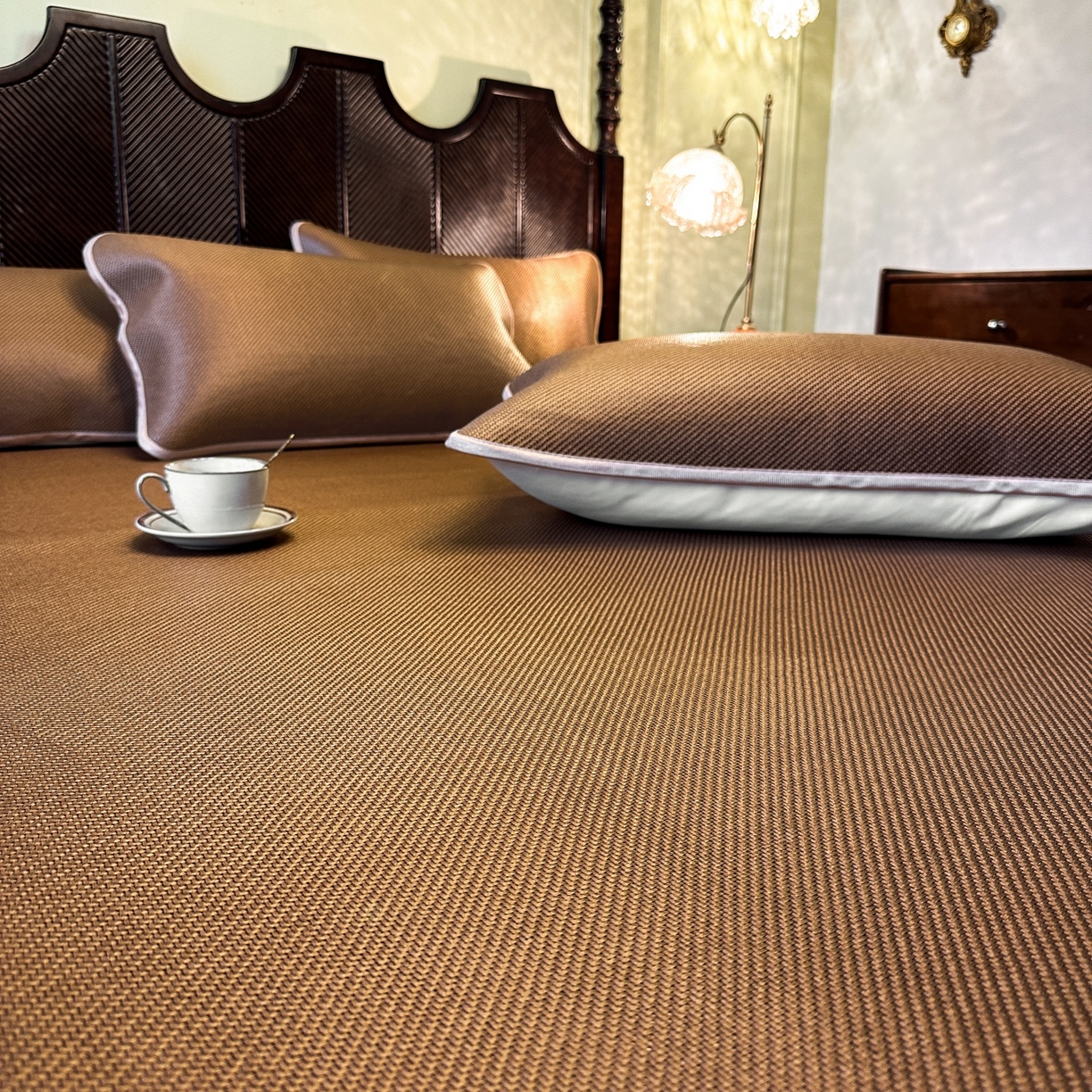 91家纺网 家纺一手货源 找家纺 网红馆（ck家纺） 2026新款可脱卸床裙款冰藤席凉席席子-雅韵 雅韵-棕色