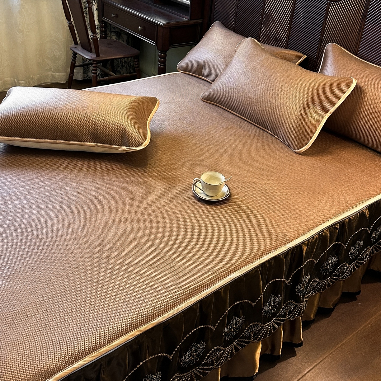 91家纺网 家纺一手货源 找家纺 网红馆（ck家纺） 2026新款可脱卸床裙款冰藤席凉席席子-雅韵 雅韵-棕色