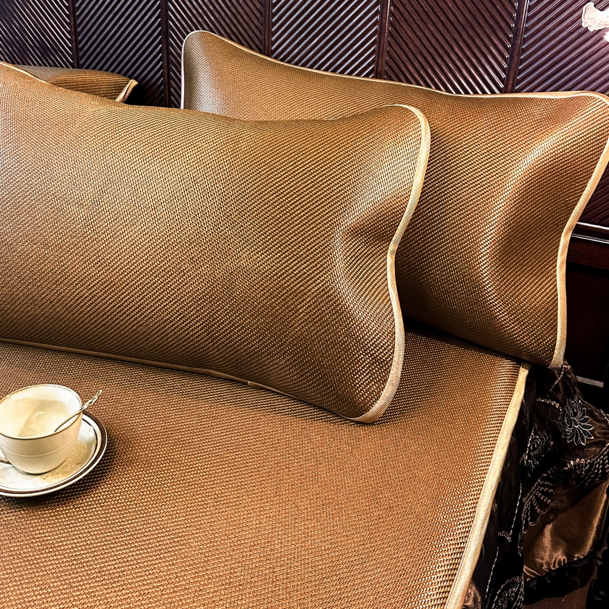 91家纺网 家纺一手货源 找家纺 网红馆（ck家纺） 2026新款可脱卸床裙款冰藤席凉席席子-雅韵 雅韵-棕色