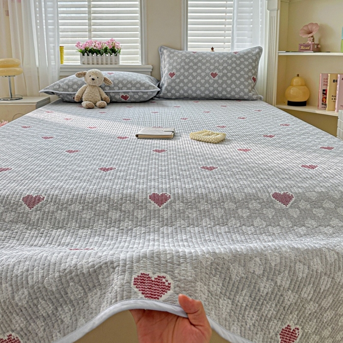 91家纺网 家纺一手货源 找家纺 文黛家居 2026新款全棉夹棉印花床盖三件套 爱心日记