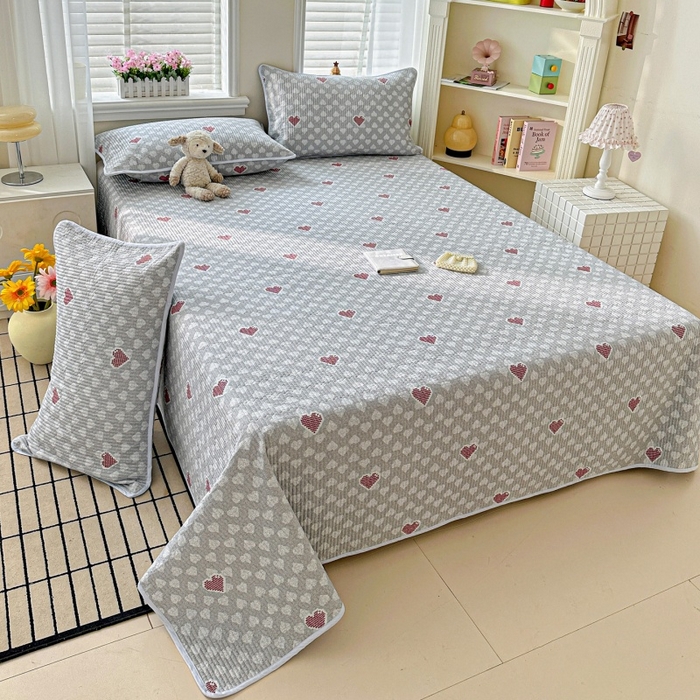 91家纺网 家纺一手货源 找家纺 文黛家居 2026新款全棉夹棉印花床盖三件套 爱心日记